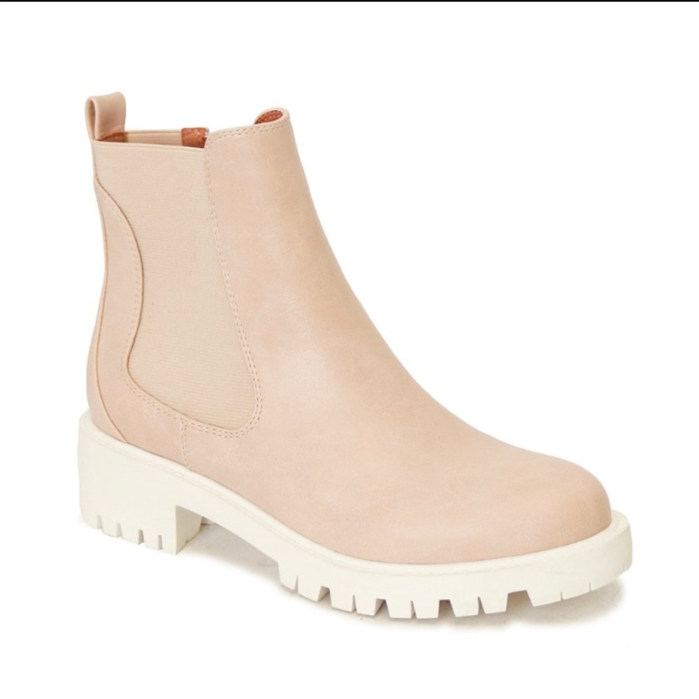 Chelsea Boots Twlight Boots in Nude - Size 6.5